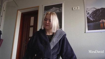 Сестра прокралась ко мне в комнату, чтобы полизать мой член
