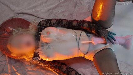 Девушка трахается с секс машиной и получает много искусственной спермы