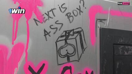 Рыжеволосая девушка трахается в туалете через дырку в стене Gloryhole