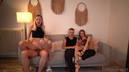 Молодые решили потрахаться, несмотря на то, что друзья в гостях