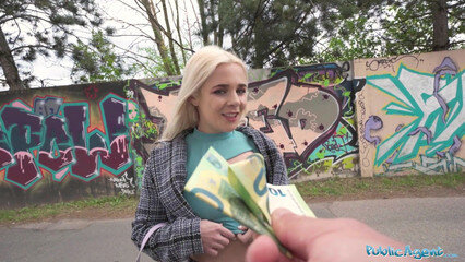 Заплатил молодой блондинке, чтобы поиграла с моим членом